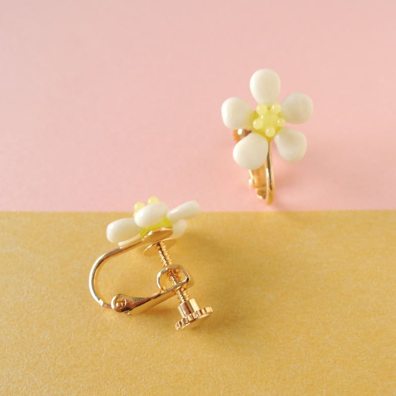 りんごの花 イヤリング | little lamps -Glass Bead Shoppe- MOSCHINO 花形 イヤリング