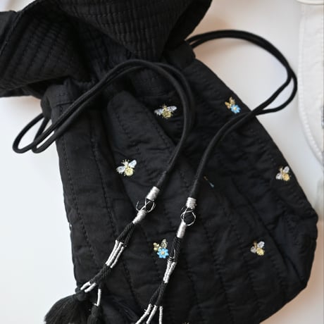 【women's】doux bleu [ドゥーブルー] / Bee Embroidery キルトバッグ