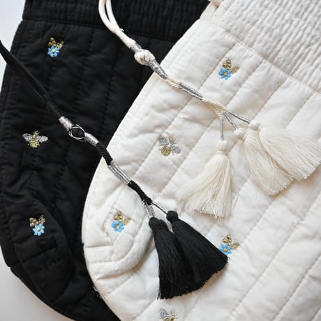 【women's】doux bleu [ドゥーブルー] / Bee Embroidery キルトバッグ