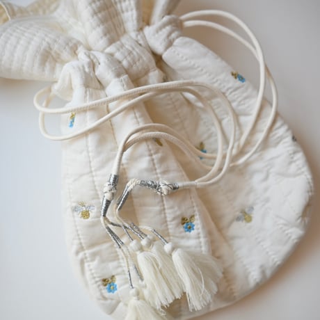 【women's】doux bleu [ドゥーブルー] / Bee Embroidery キルトバッグ