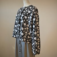 【women's】doux bleu [ドゥーブルー] / フラワーモダンプリント フリルブラウス