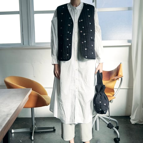 【women's】doux bleu [ドゥーブルー] / Bee Embroidery キルトバッグ