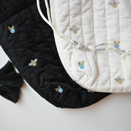 【women's】doux bleu [ドゥーブルー] / Bee Embroidery キルトバッグ