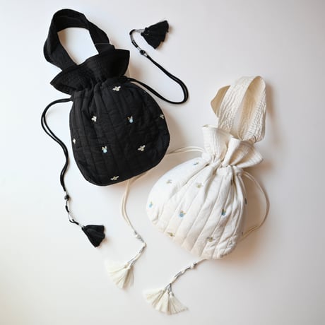 【women's】doux bleu [ドゥーブルー] / Bee Embroidery キルトバッグ