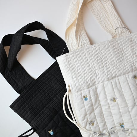 【women's】doux bleu [ドゥーブルー] / Bee Embroidery キルトバッグ