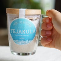 【TEJAKULA 完全天日海塩・あら塩 (マグカップ入り) 150g】そのまま食卓に、自然のミネラルを