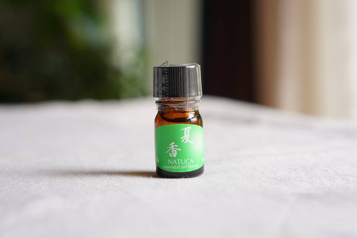 エッセンシャルオイルブレンド：夏香(NATUCA) 5ml】 ヒノキの深み