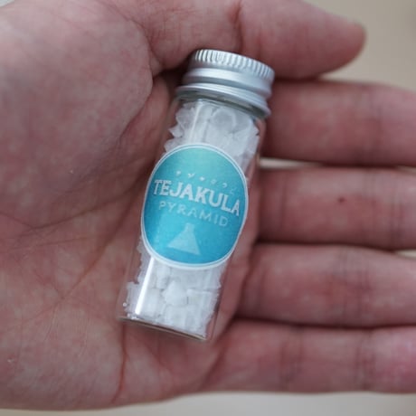 【TEJAKULA 完全天日海塩：ピラミッド (携帯ビン入り) 7g】手のひらサイズのお守り、神秘の塩