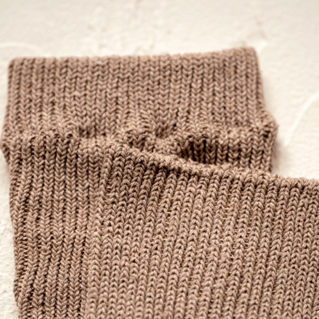 【天然シルクのレッグウォーマー：オフホワイト／ベージュ】上質シルクのあたたかさ。ずり落ちない、すっきりデザインでおしゃれに