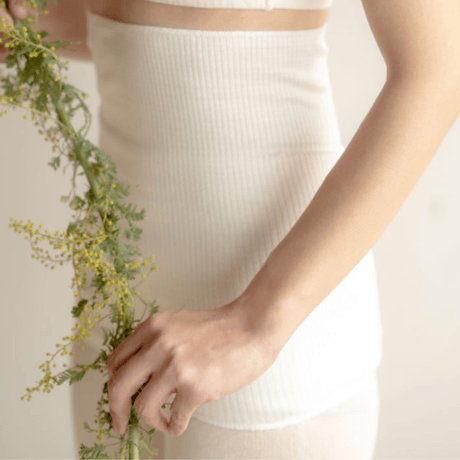【天然シルク腹巻き・ネックウォーマー】 しっとり包んで、芯から温める。薄くてごわつかない、スマートな腹巻き。ナイトキャップとしても◎