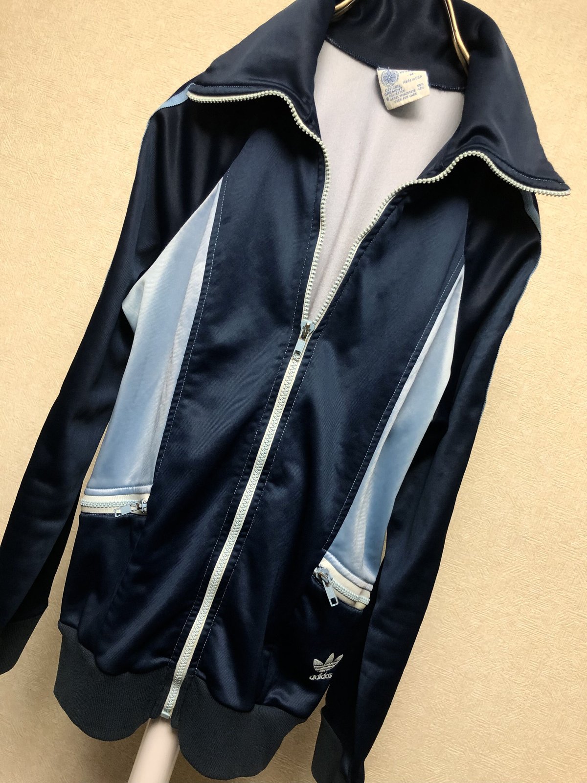 《超目玉ヴィンテージレアモデルCLUB JERSEY》80,s U.S.A.製adidas レアモデル下ロゴ2トーン斜めジッパーPトラックジャケット黄金サイズヴィンテージ美品スペシャルプライス 《超目玉ヴィンテージレアモデルCLUB JERSEY》80,s U.S.A.製adidas レアモデル下ロゴ2トーン斜めジッパーPトラックジャケット黄金サイズヴィンテージ美品スペシャルプライス