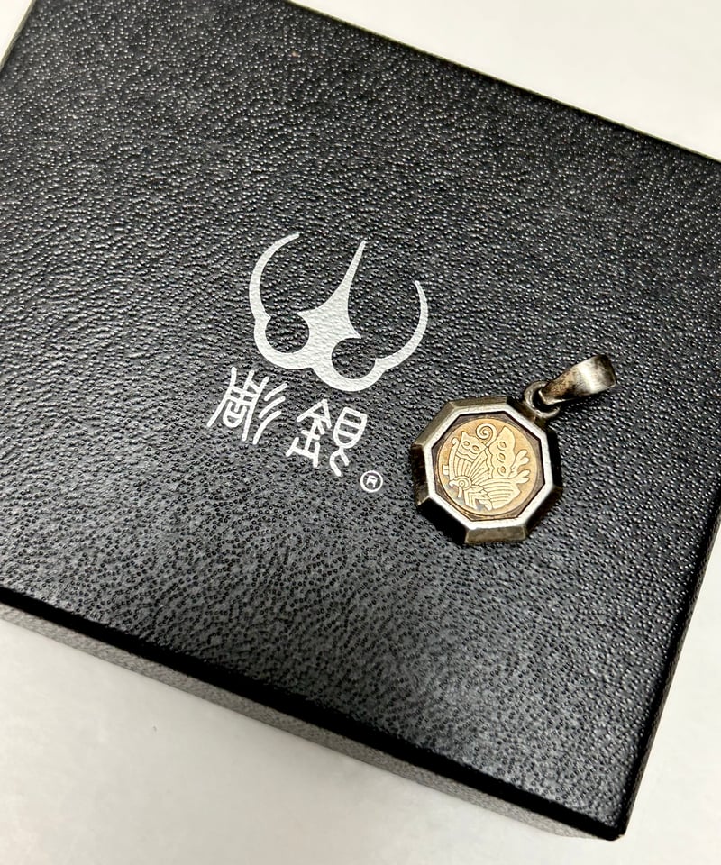 将軍家鍔師末裔伝統純銀ジュエリー〉彫銀アーカイブ“右大将織田上総介