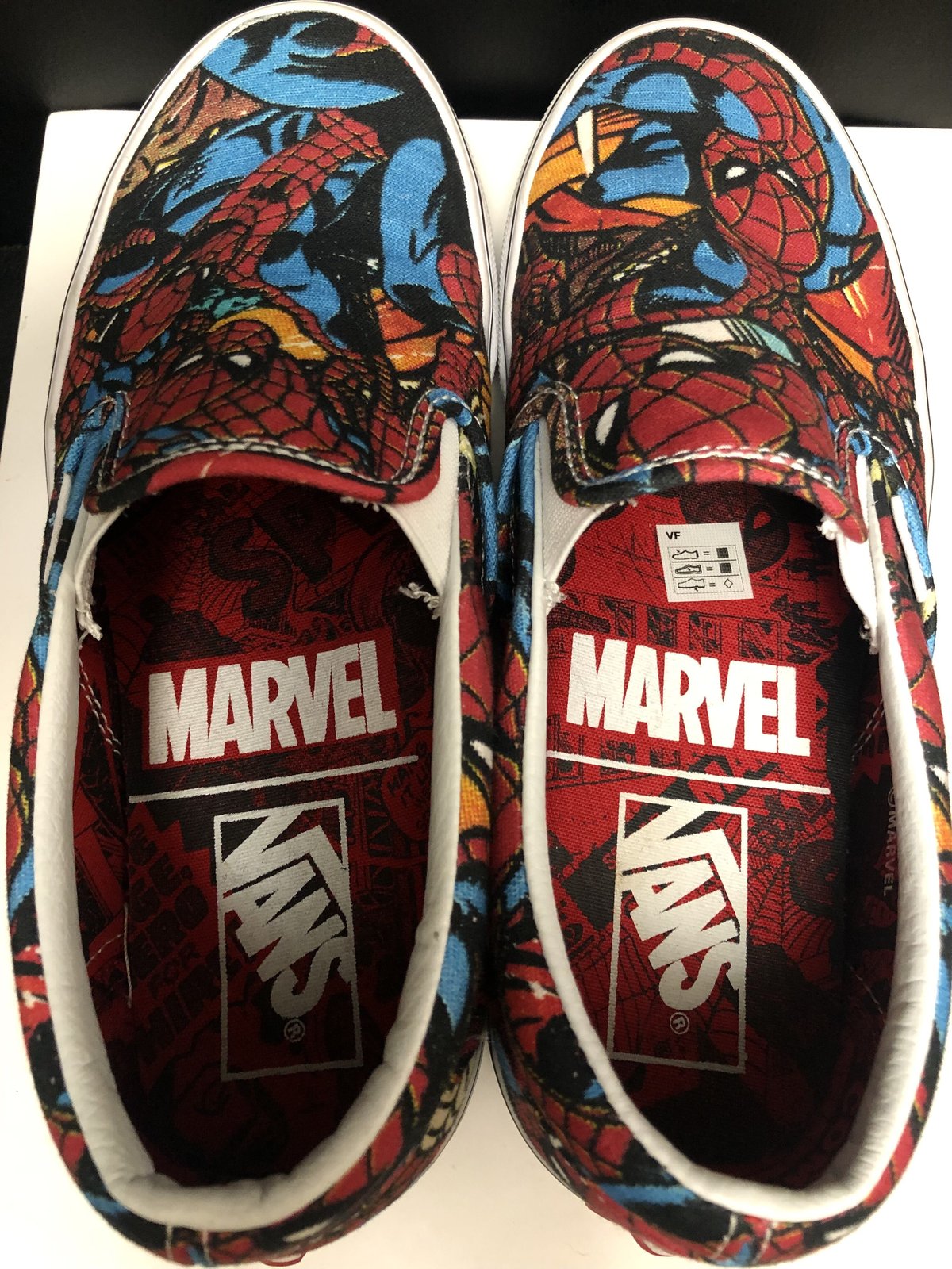 プレミアムダブルネームスリッポンユニセックスサイズ〉MARVEL × VANS 