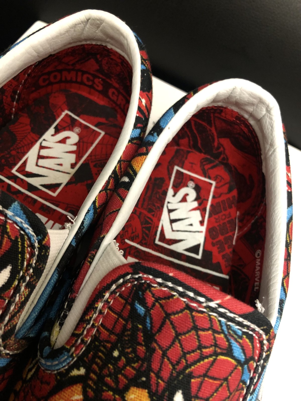 プレミアムダブルネームスリッポンユニセックスサイズ〉MARVEL × VANS 