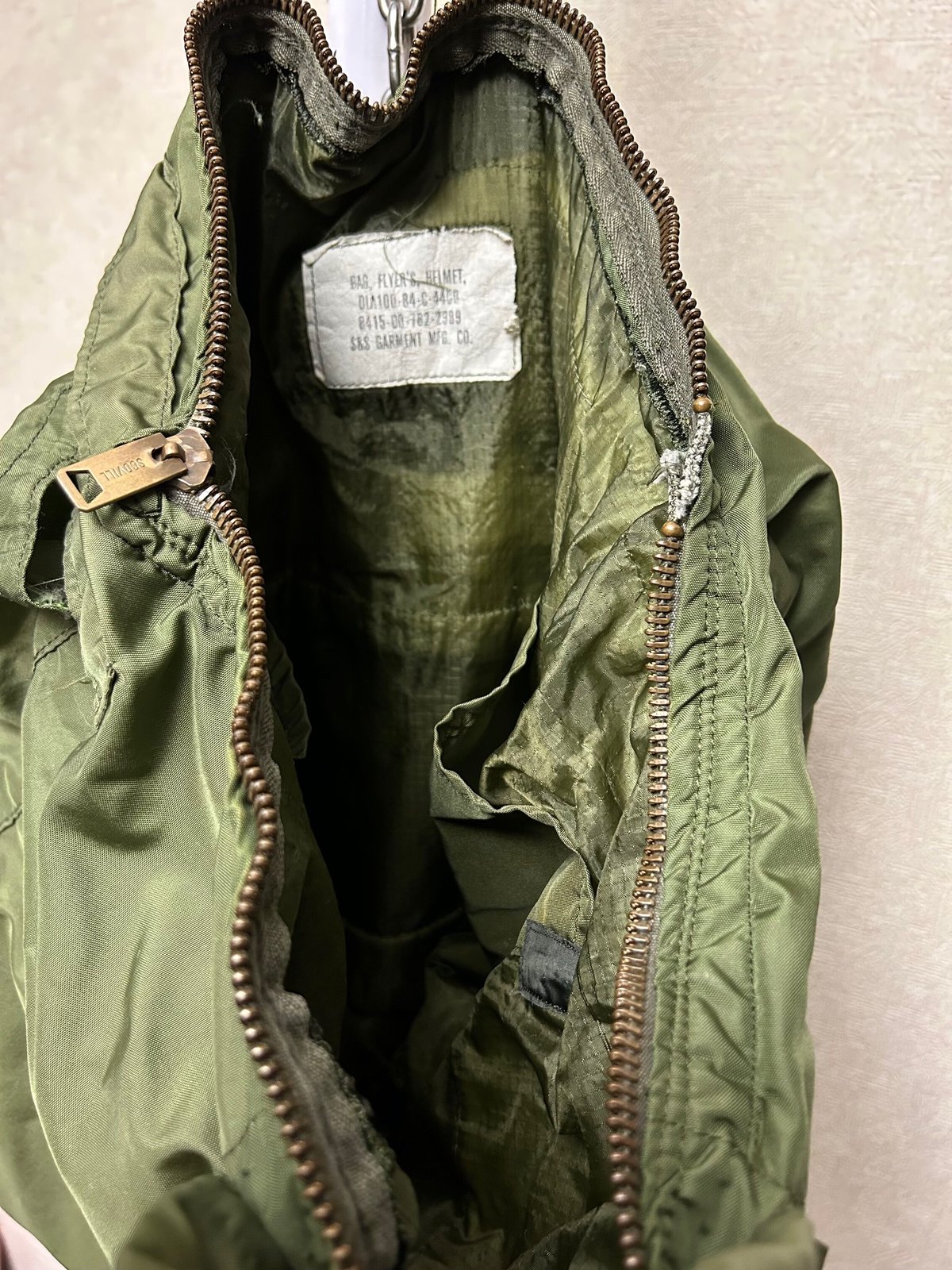 〈米軍実物希少ブラスジッパー年代ヘルメットバッグ〉米軍84年製 〈米軍実物希少ブラスジッパー年代ヘルメットバッグ〉米軍84年製