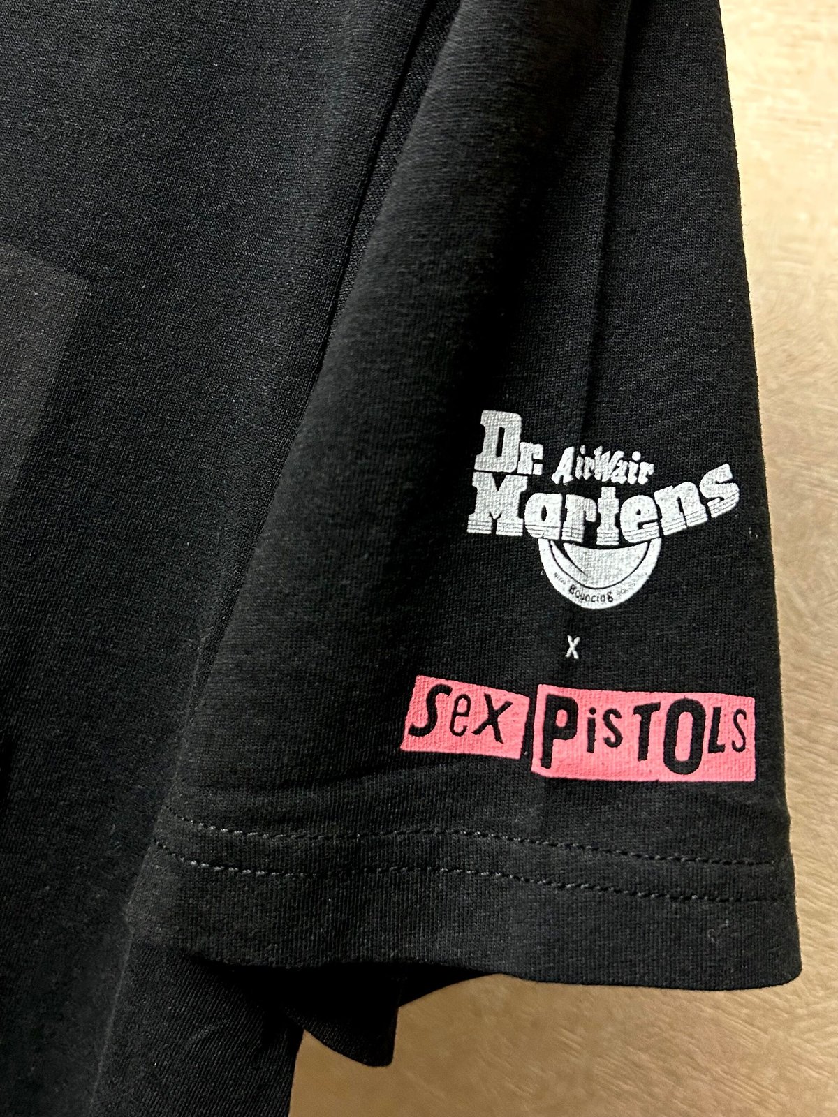 ミュージシャン Dr.Martens Sex Pistols PhotoT-Shirt Of course, Dr. Martens' Sex Pistols collab would be punk AF
