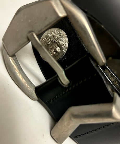 〈ITALYオールドラグジュアリーパンキッシュコンチョベルト〉ITALY製オールドVERSUSレザーコンチョベルト黄金サイズ34ネクストヴィンテージスペシャルプライス