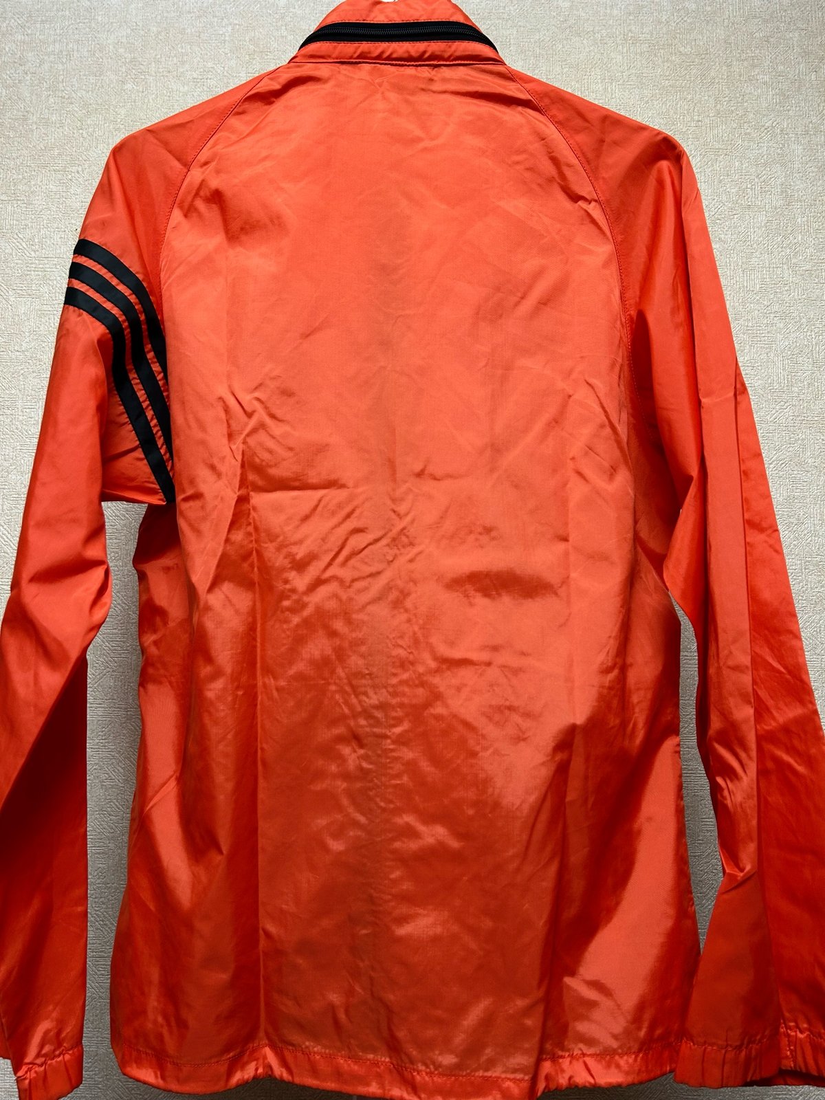 エイティーズデサントタグORANGE × BLACK〉80年代デサントタグadidas