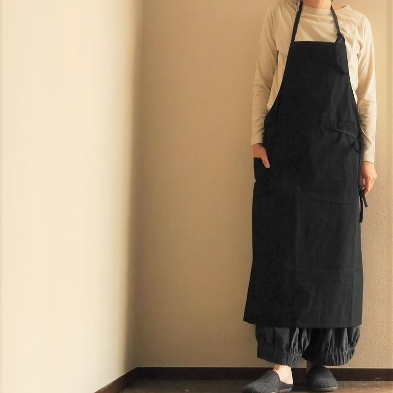 ト*ロ様 enui 黒 プリーツエプロン ト*ロ様 enui 黒 プリーツエプロン 定番エプロン [黒] | nuuno.