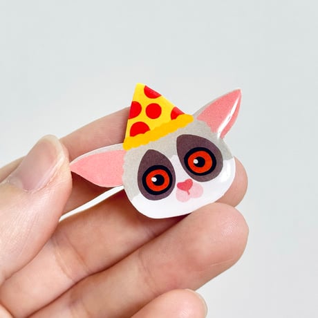 osuzu.コラボ！ピザトルのフェイス型ブローチ