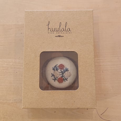 刺繍ボタンブローチ／ナチュラル（生成色）