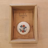 刺繍ボタンブローチ／ナチュラル（生成色）