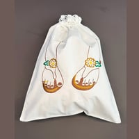 刺しゅう巾着Ｌ／サンダル柄