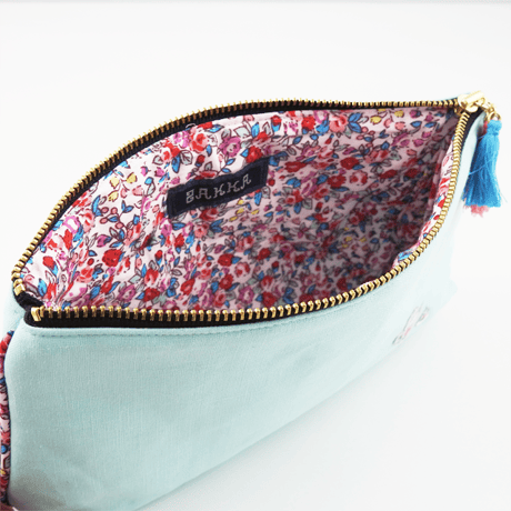 手刺繍入りポーチ