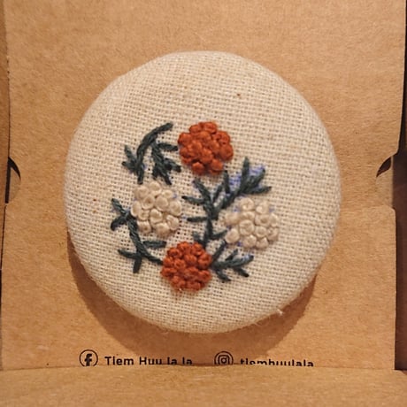 刺繍ボタンブローチ／ナチュラル（生成色）
