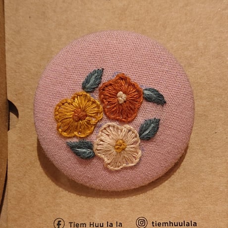 刺繍ボタンブローチ／ピンク
