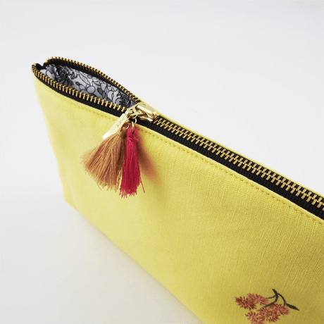 手刺繍入りポーチ