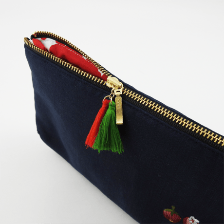 手刺繍入りポーチ