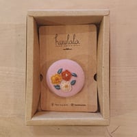 刺繍ボタンブローチ／ピンク