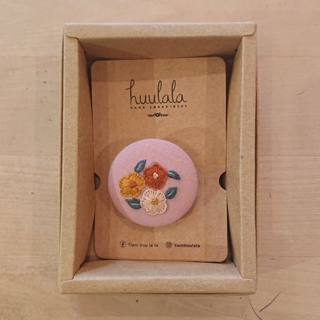 刺繍ボタンブローチ／ピンク