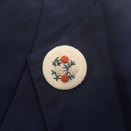 刺繍ボタンブローチ／ナチュラル（生成色）