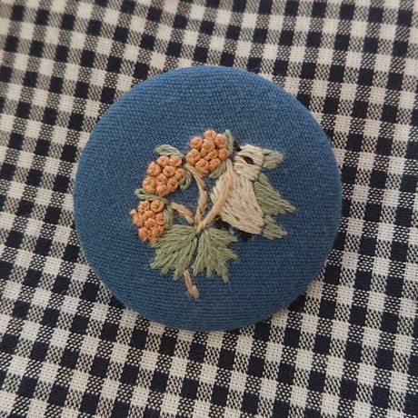 刺繍ボタンブローチ／ブルー