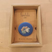 刺繍ボタンブローチ／ブルー