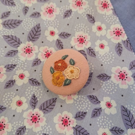 刺繍ボタンブローチ／ピンク