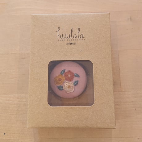 刺繍ボタンブローチ／ピンク
