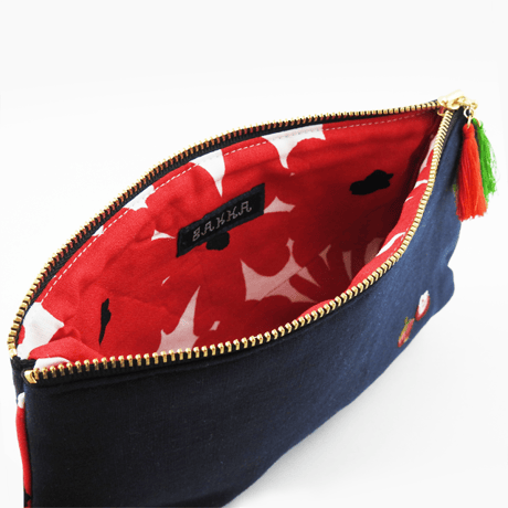 手刺繍入りポーチ