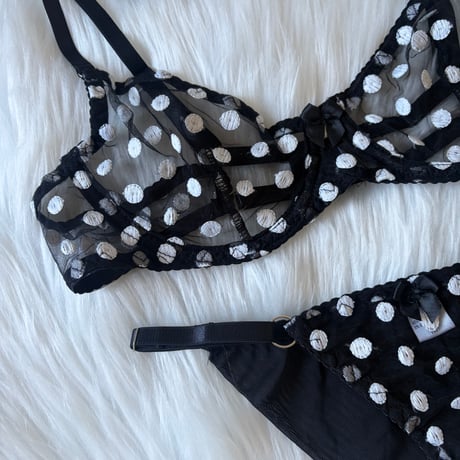 polka dots black × white
