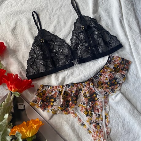 black bralette × flower print Tshort【T-0447】
