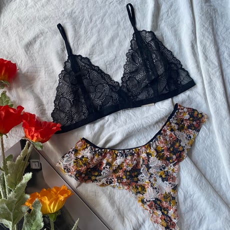 black bralette × flower print Tshort【T-0447】