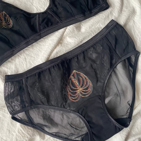 sample leaf shorts black