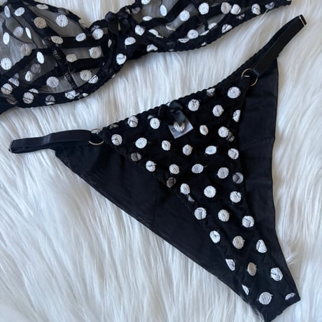 polka dots black × white