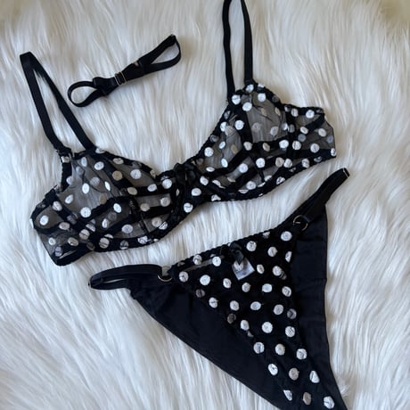 polka dots black × white