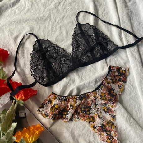 black bralette × flower print Tshort【T-0447】