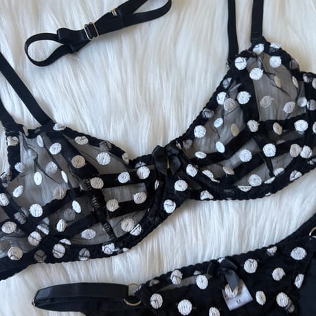 polka dots black × white