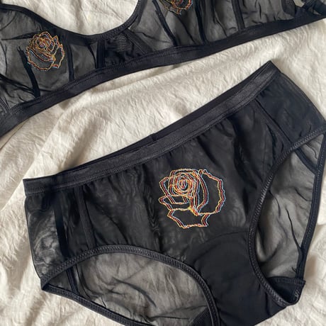 sample rose shorts black