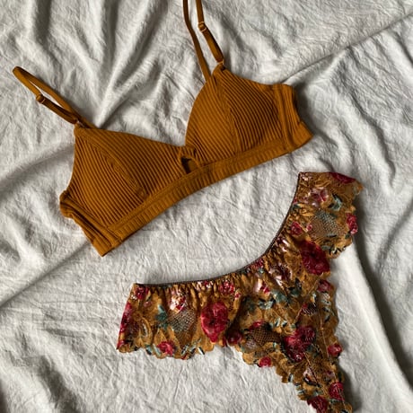 camel bralette × red flowers Tshorts【A-0861】